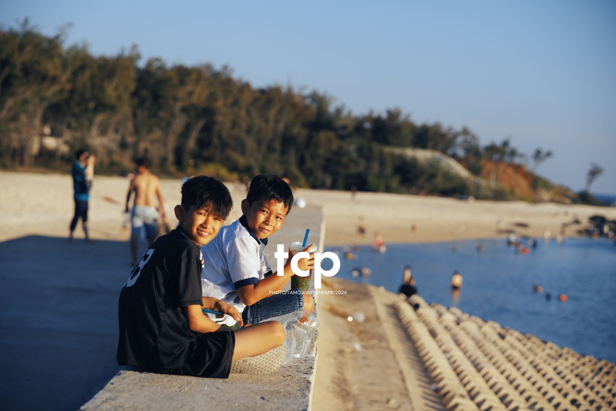 Tám Cuộn Phim - Nắng Gió Giữa Miền Viễn Hải