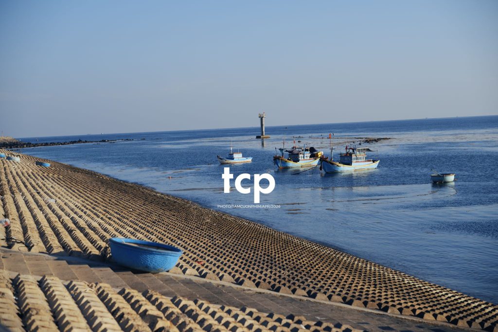 Tám Cuộn Phim - Nắng Gió Giữa Miền Viễn Hải