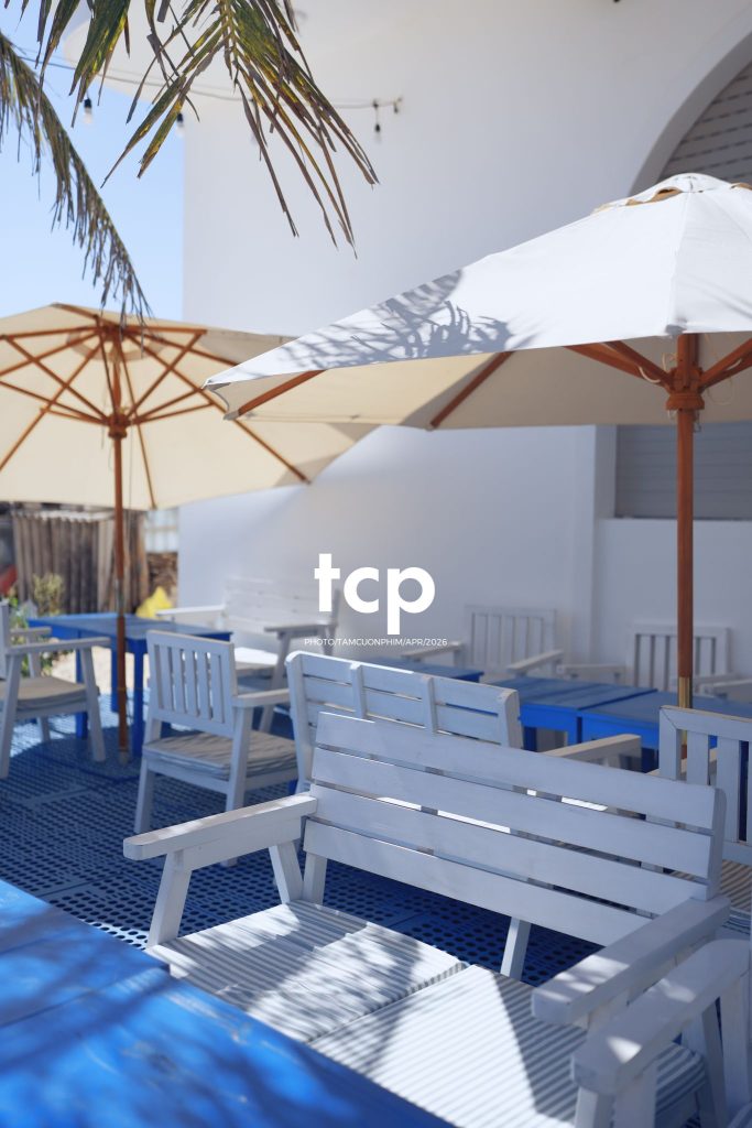Tám Cuộn Phim - Nắng Gió Giữa Miền Viễn Hải