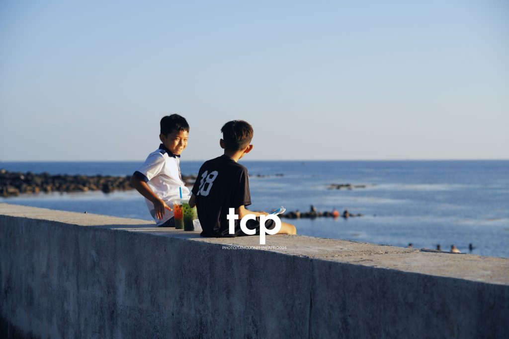 Tám Cuộn Phim - Nắng Gió Giữa Miền Viễn Hải