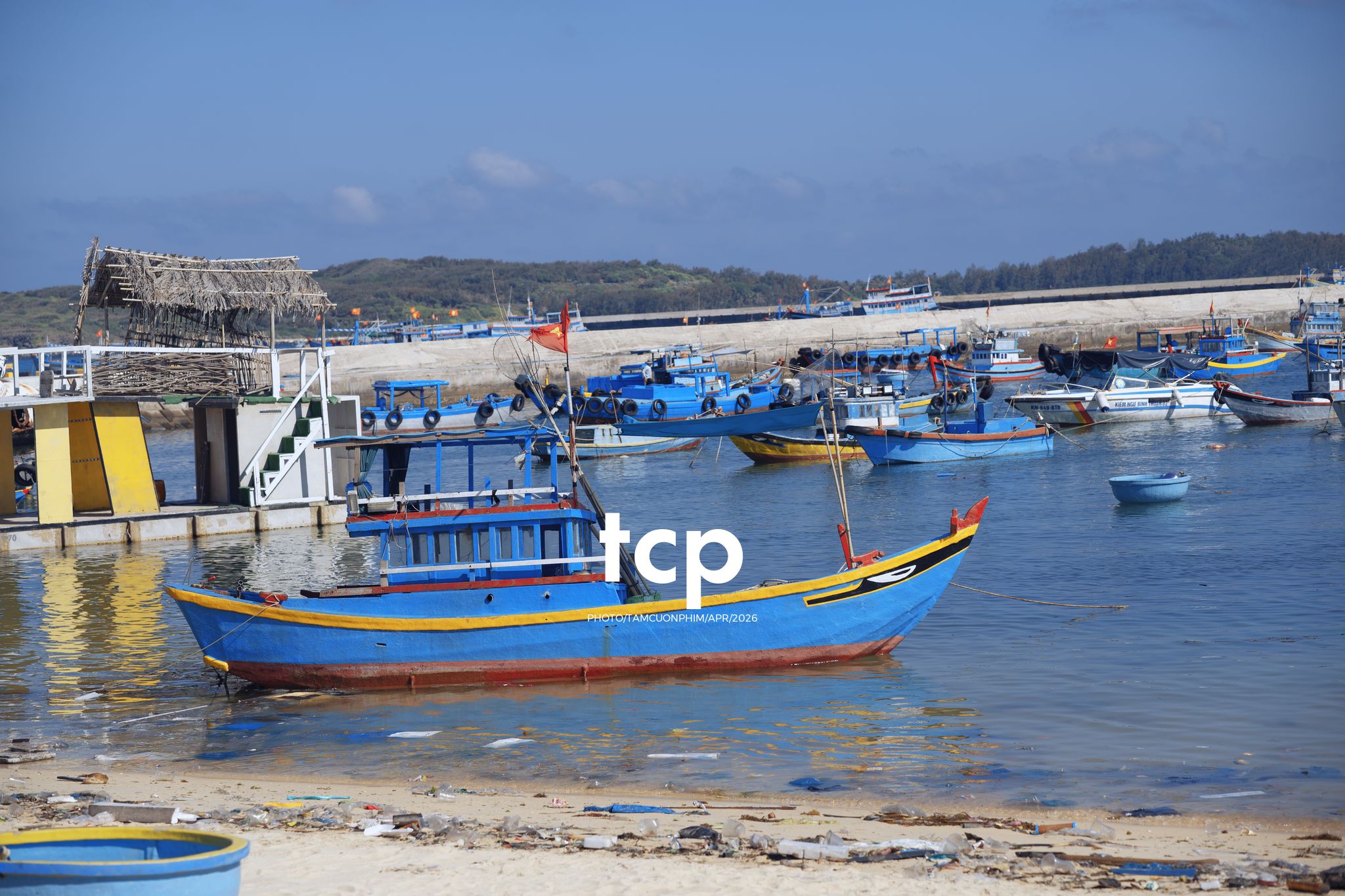 Tám Cuộn Phim - Nắng Gió Giữa Miền Viễn Hải
