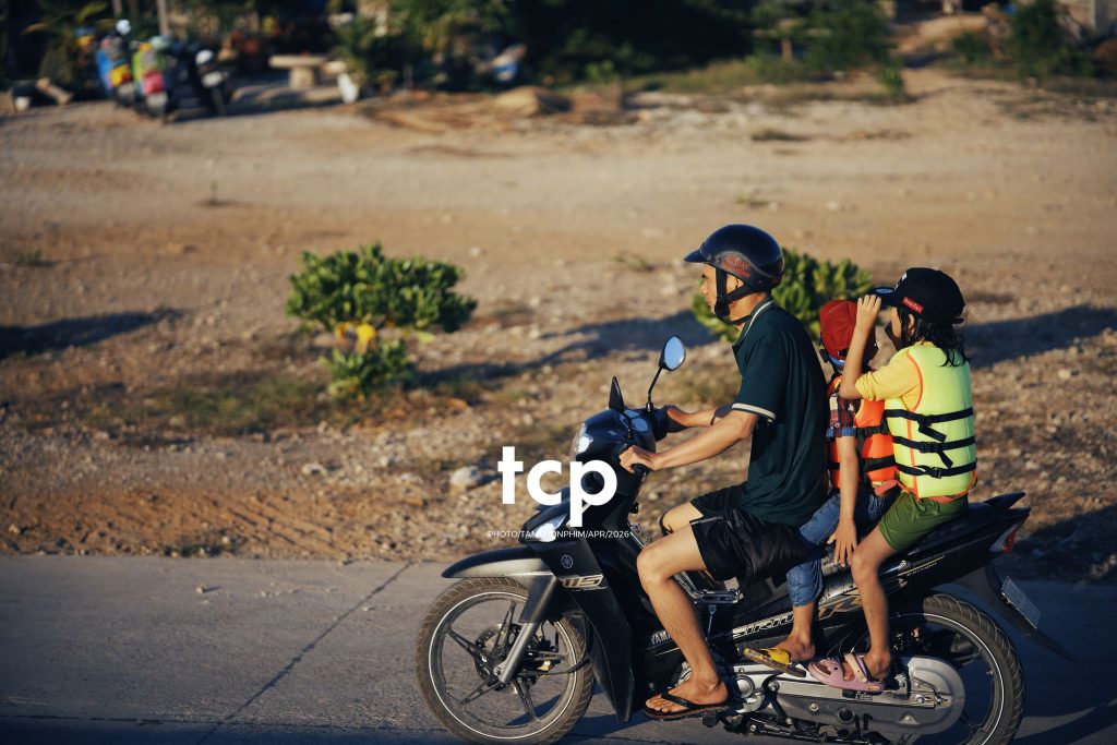 Tám Cuộn Phim - Nắng Gió Giữa Miền Viễn Hải