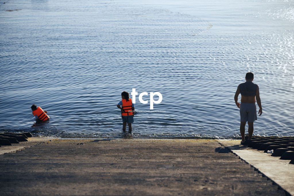 Tám Cuộn Phim - Nắng Gió Giữa Miền Viễn Hải