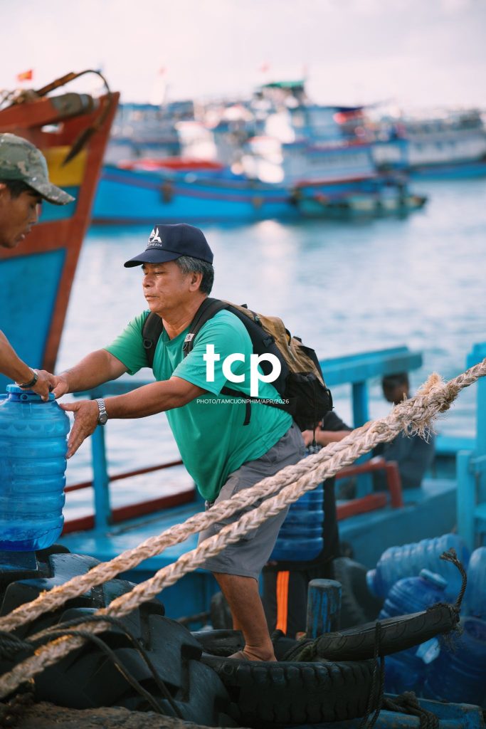 Tám Cuộn Phim - "Cân nhanh kẻo nắng lên, mẻ mực này tươi rói!"