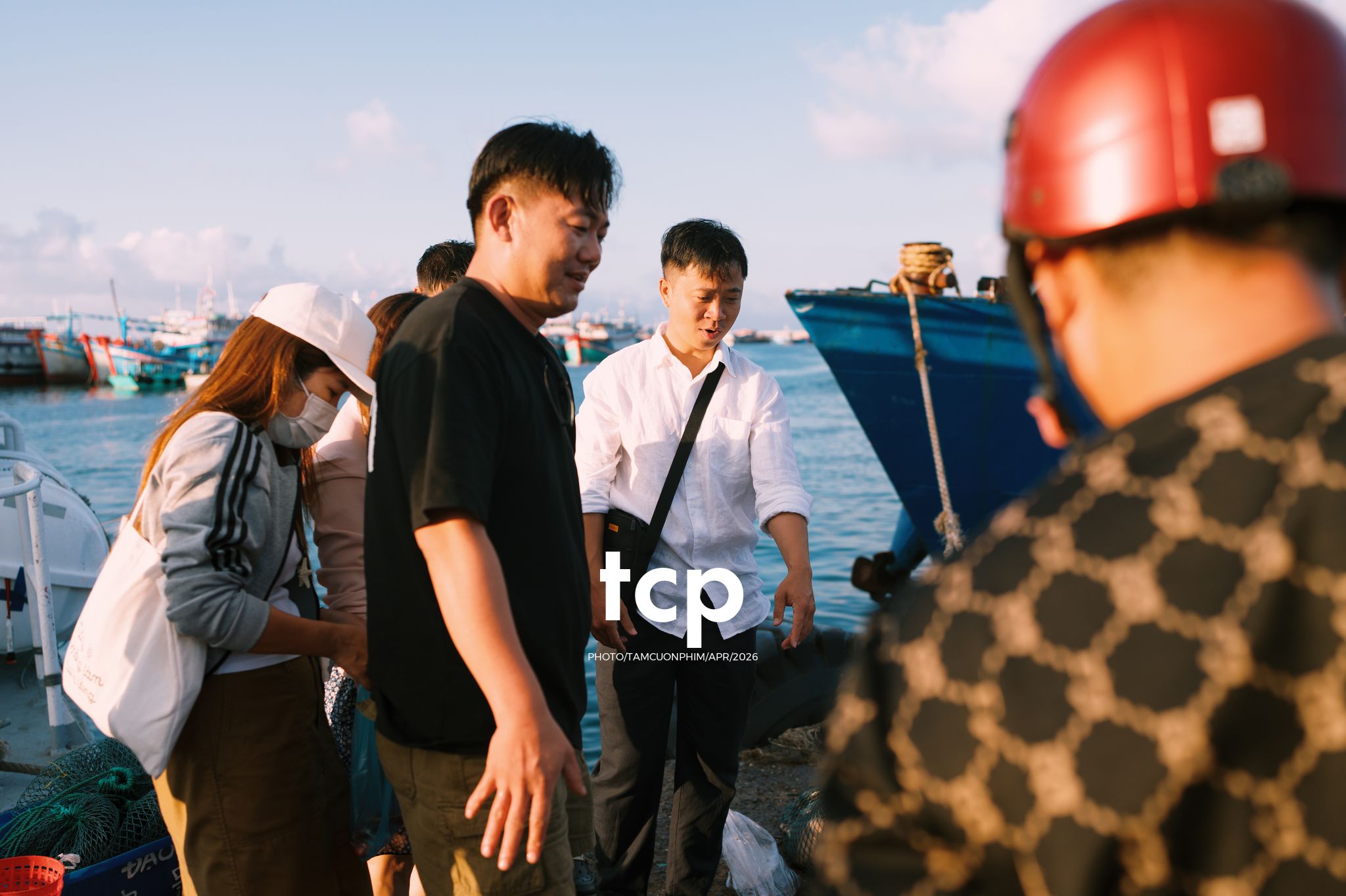 Tám Cuộn Phim - "Cân nhanh kẻo nắng lên, mẻ mực này tươi rói!"