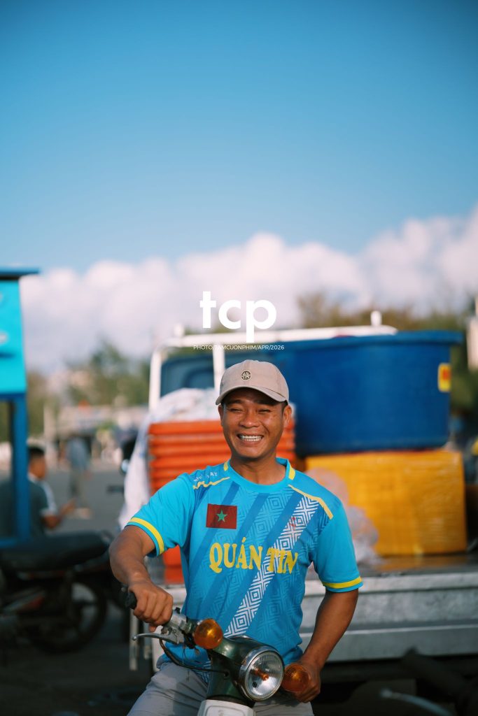 Tám Cuộn Phim - "Cân nhanh kẻo nắng lên, mẻ mực này tươi rói!"