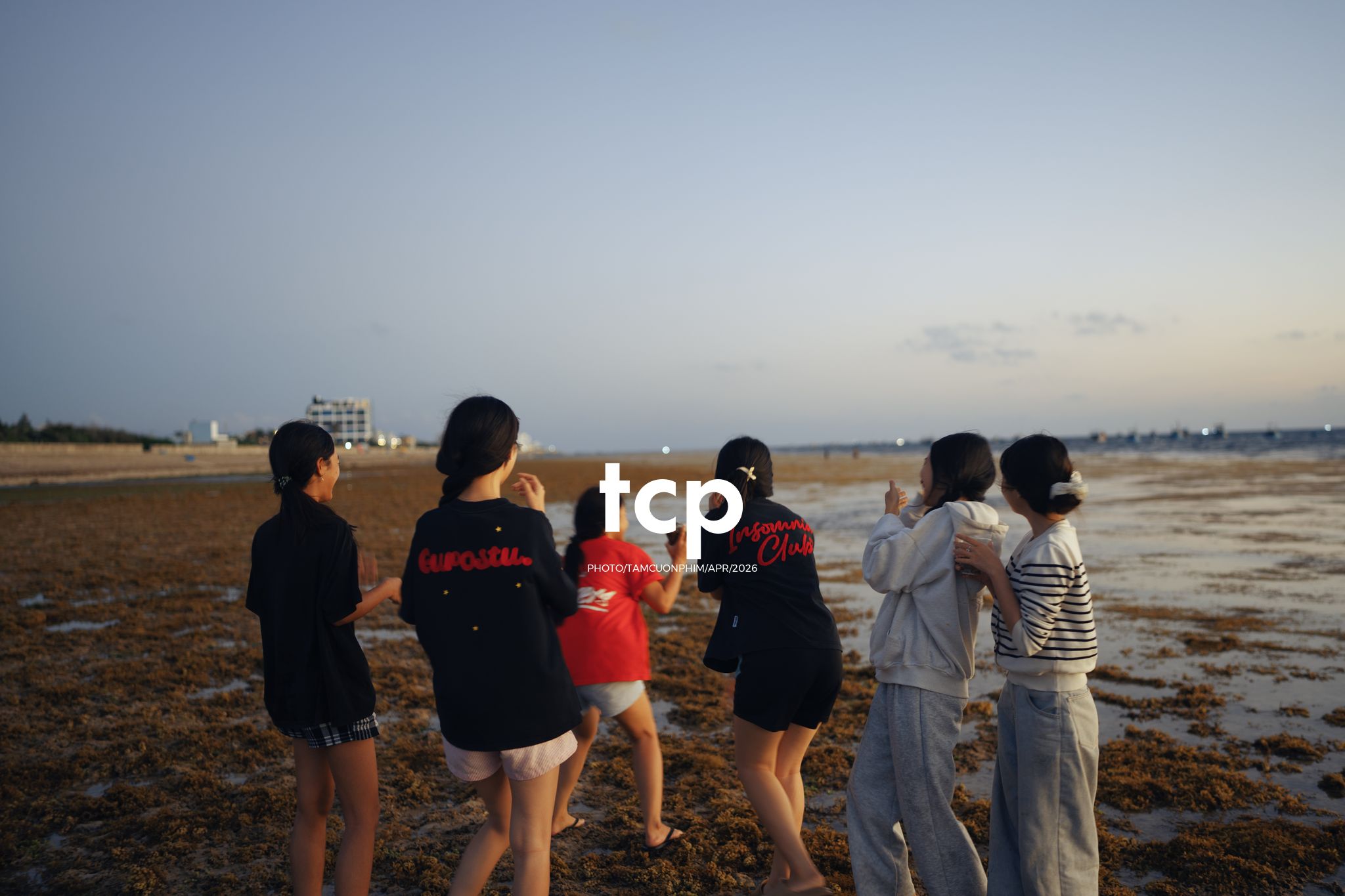 Tám Cuộn Phim - "Nhìn kìa, con này lạ quá!"