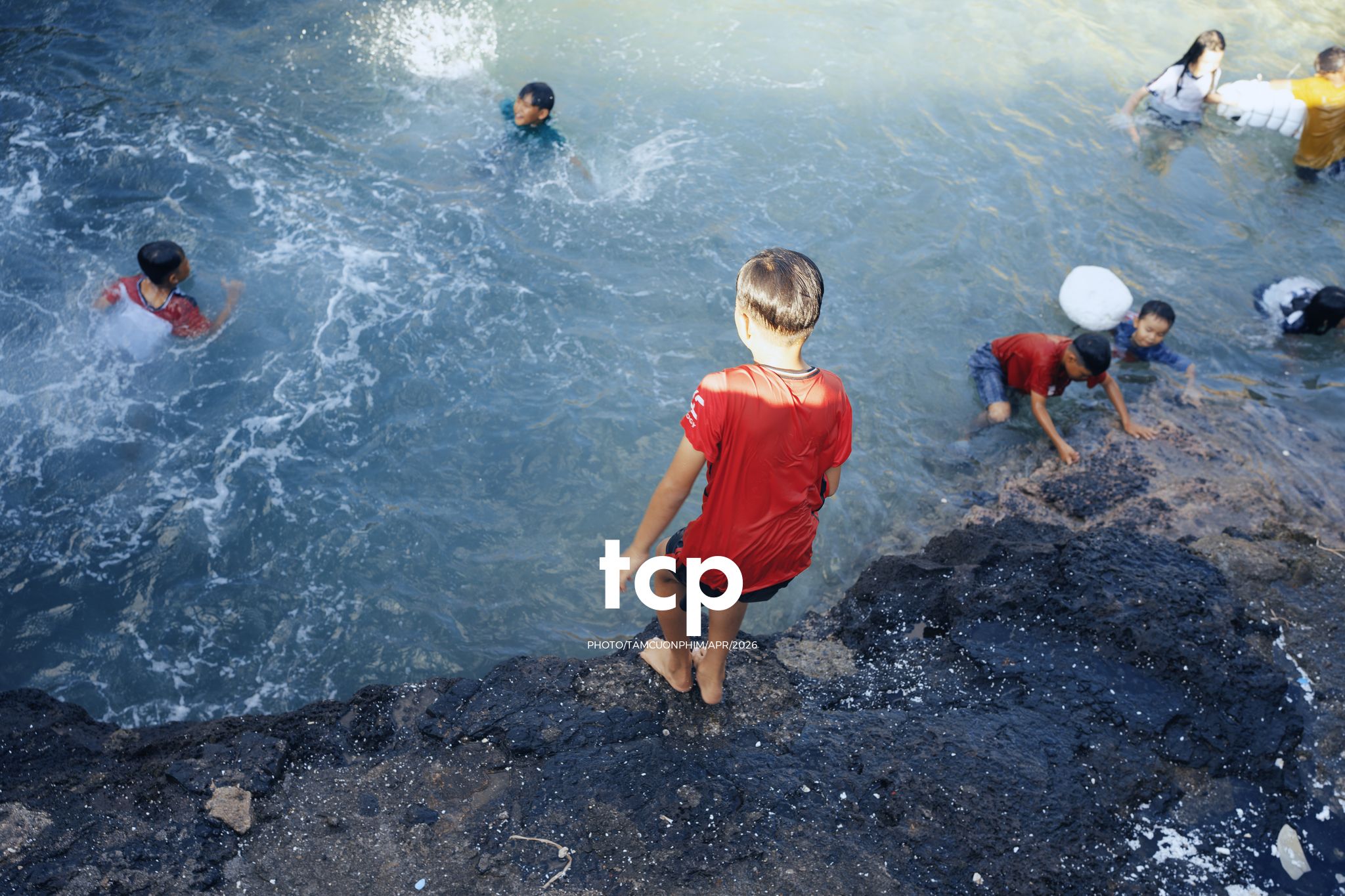 Tám Cuộn Phim - Nụ cười trong veo giữa sóng nước đại dương