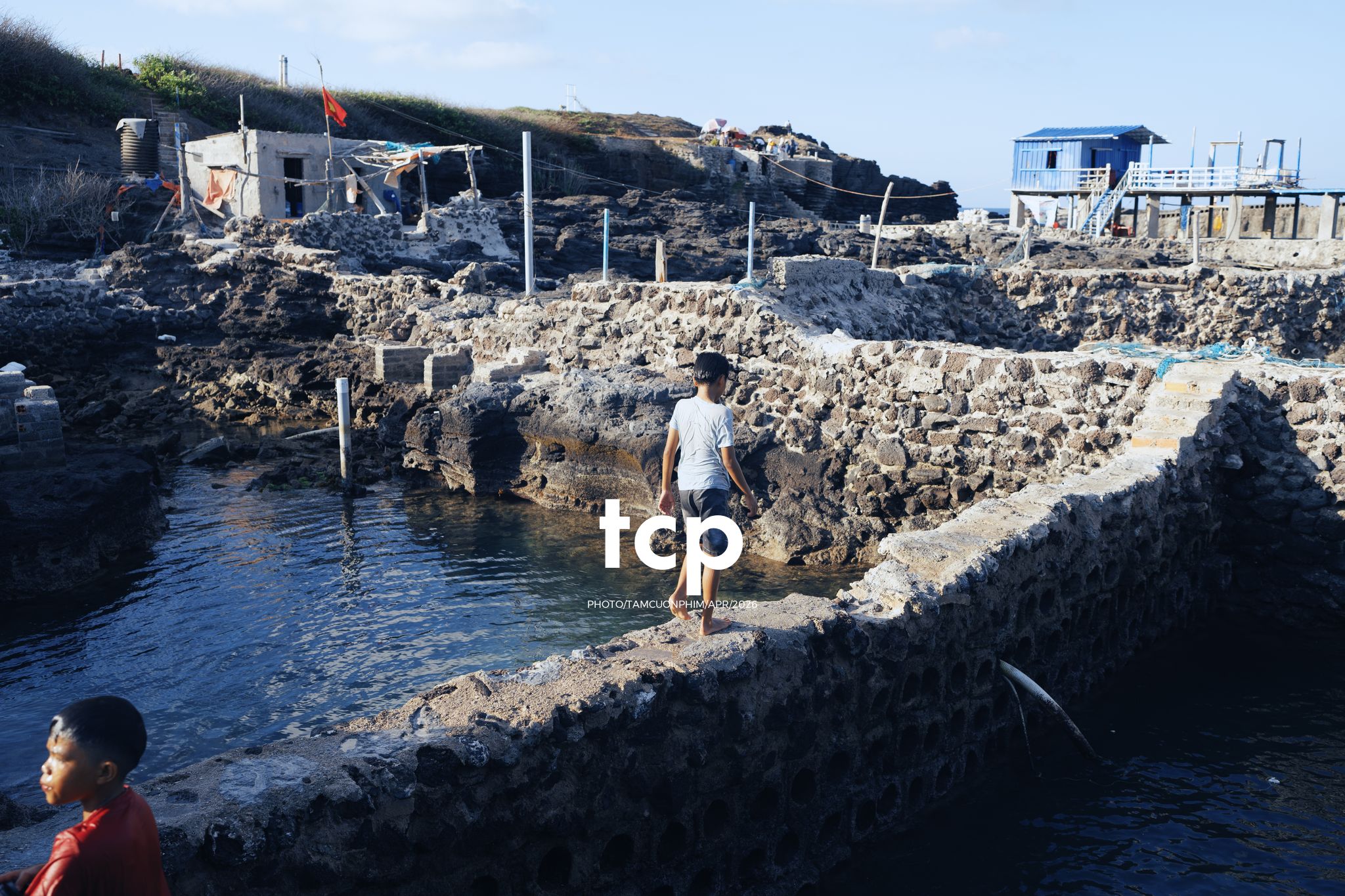 Tám Cuộn Phim - Nụ cười trong veo giữa sóng nước đại dương