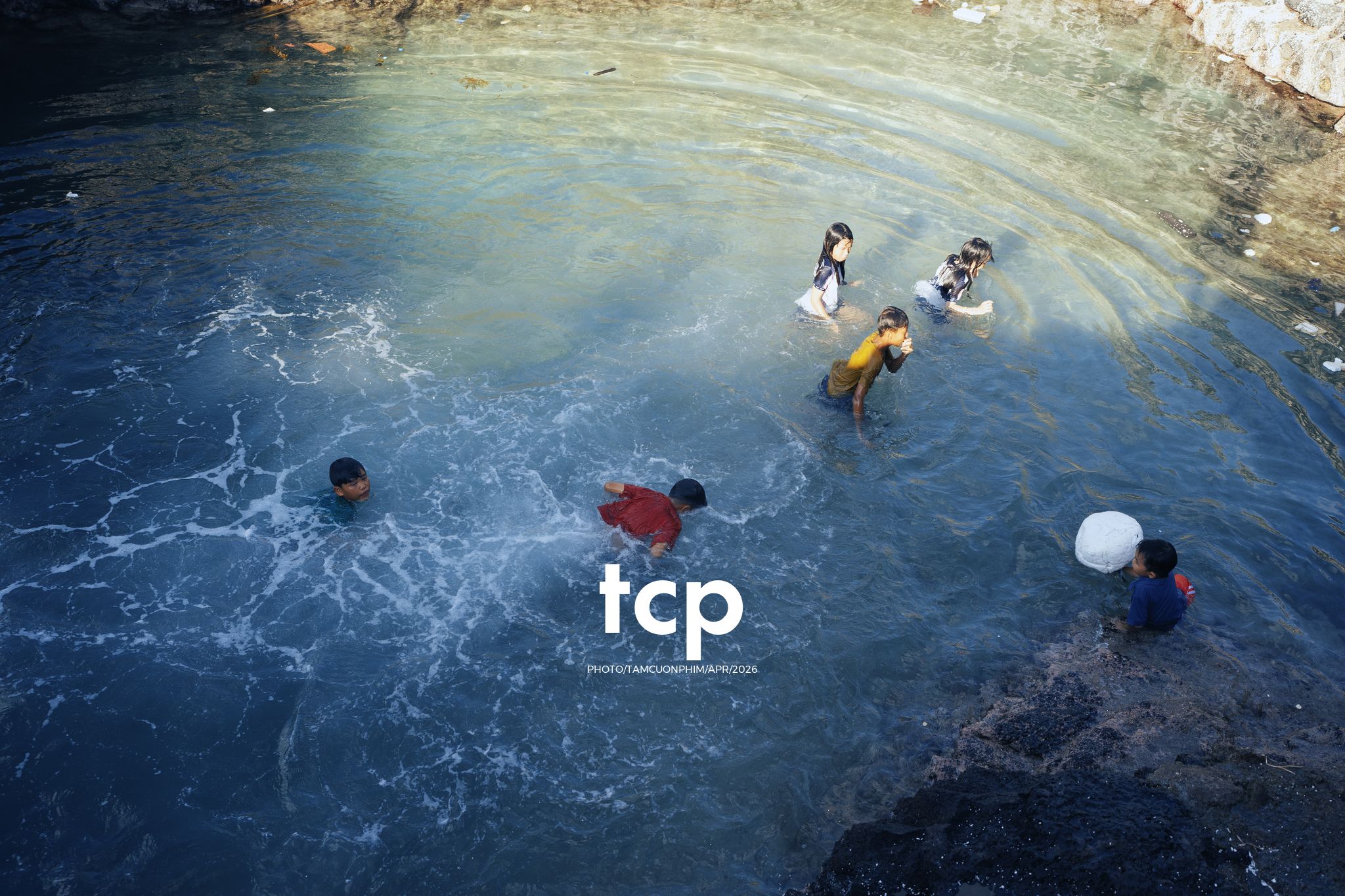 Tám Cuộn Phim - Nụ cười trong veo giữa sóng nước đại dương