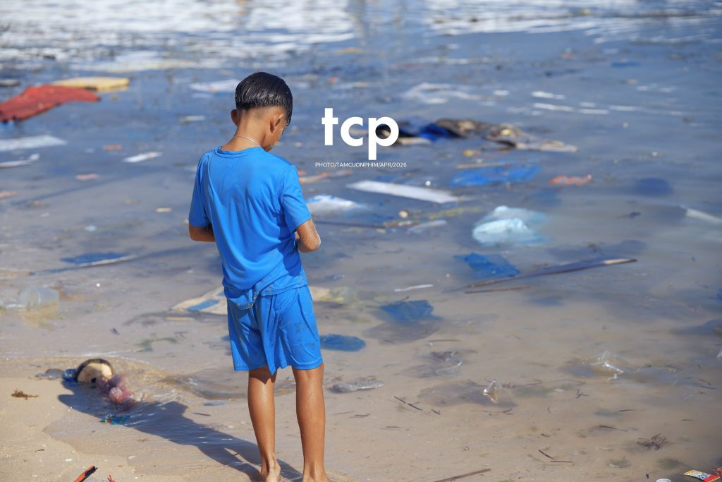 Tám Cuộn Phim - Nụ cười trong veo giữa sóng nước đại dương