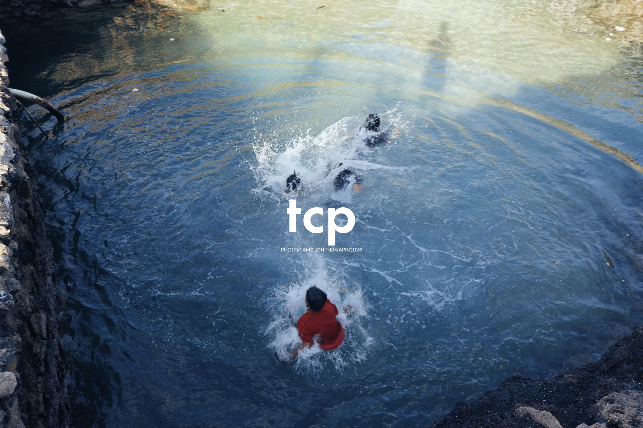 Tám Cuộn Phim - Nụ cười trong veo giữa sóng nước đại dương