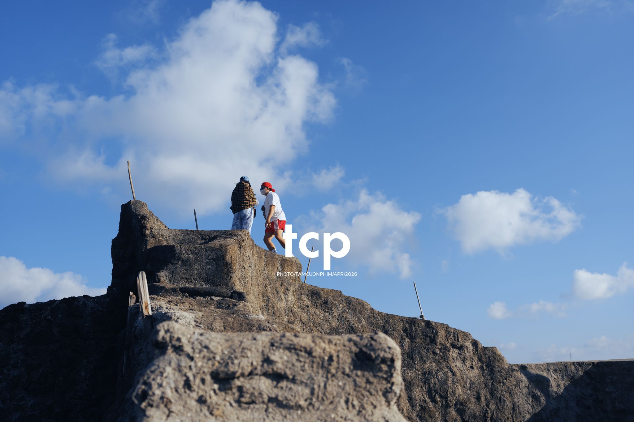 Tám Cuộn Phim - Nụ cười trong veo giữa sóng nước đại dương