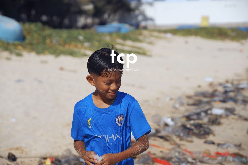 Tám Cuộn Phim - Nụ cười trong veo giữa sóng nước đại dương