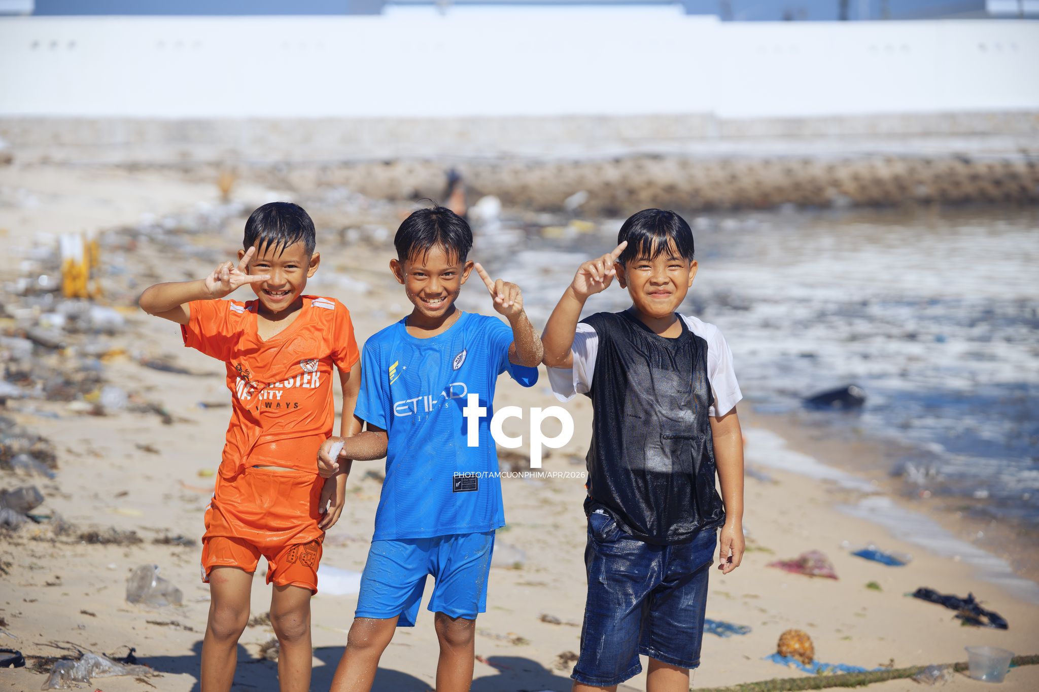Tám Cuộn Phim - Nụ cười trong veo giữa sóng nước đại dương