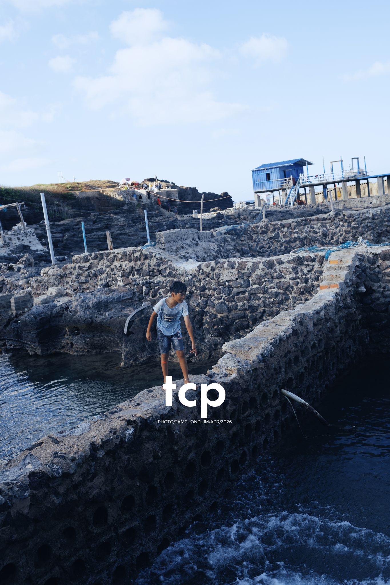 Tám Cuộn Phim - Nụ cười trong veo giữa sóng nước đại dương