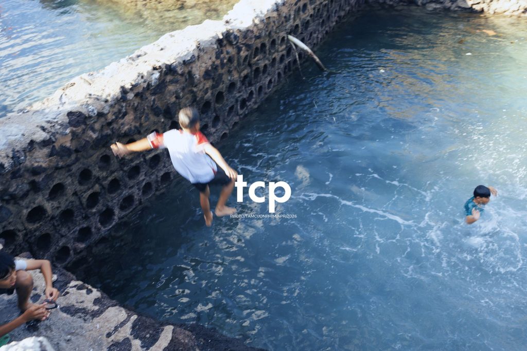 Tám Cuộn Phim - Nụ cười trong veo giữa sóng nước đại dương
