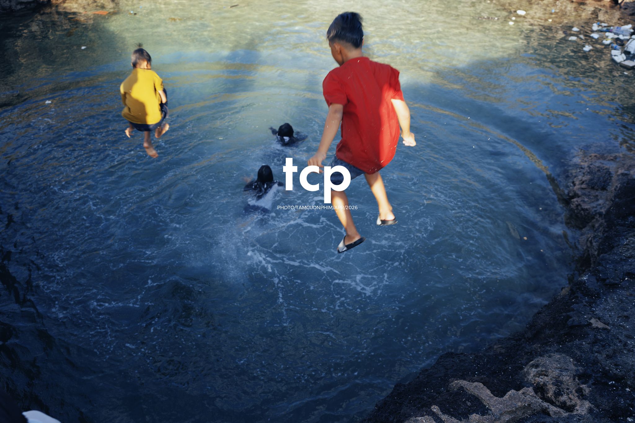 Tám Cuộn Phim - Nụ cười trong veo giữa sóng nước đại dương