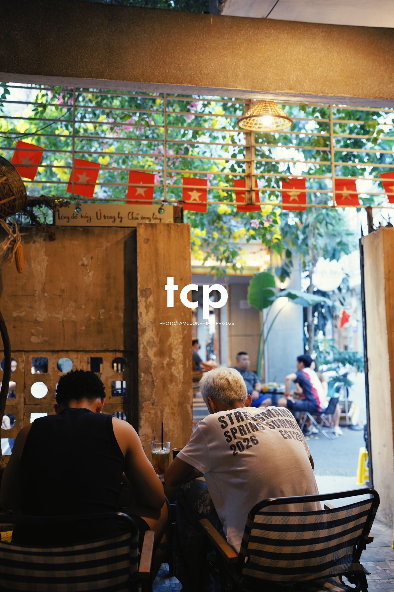 Tám Cuộn Phim - Có bao giờ bạn thấy lòng bình yên chỉ nhờ một ly cà phê chiều không?