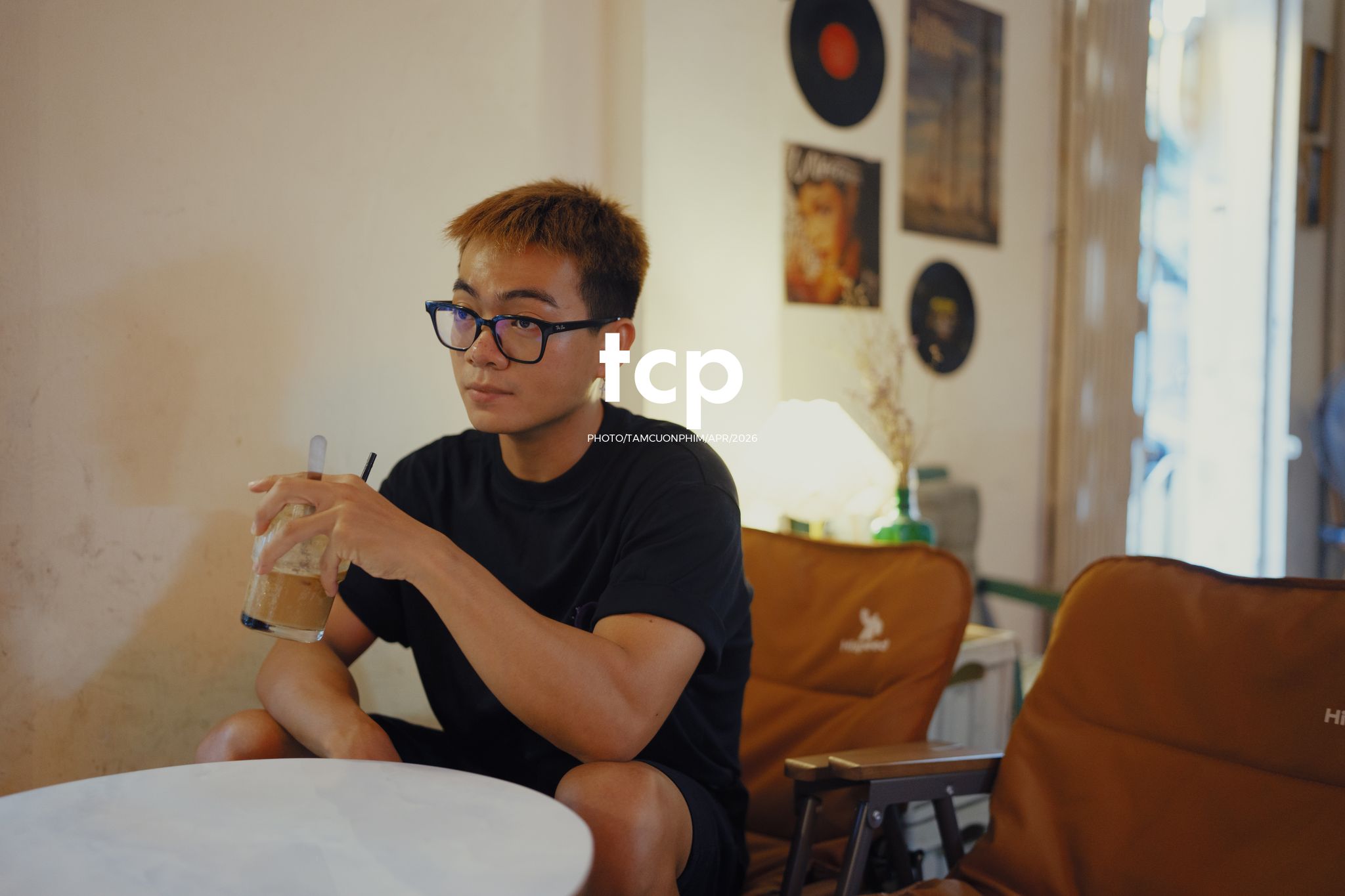 Tám Cuộn Phim - Có bao giờ bạn thấy lòng bình yên chỉ nhờ một ly cà phê chiều không?
