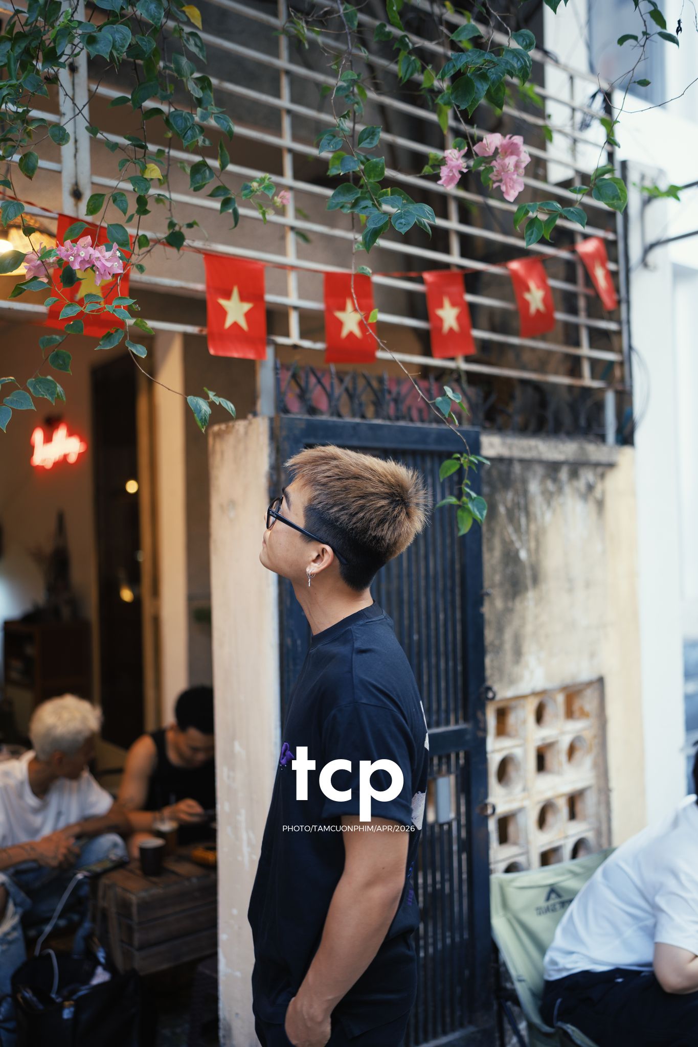 Tám Cuộn Phim - Có bao giờ bạn thấy lòng bình yên chỉ nhờ một ly cà phê chiều không?