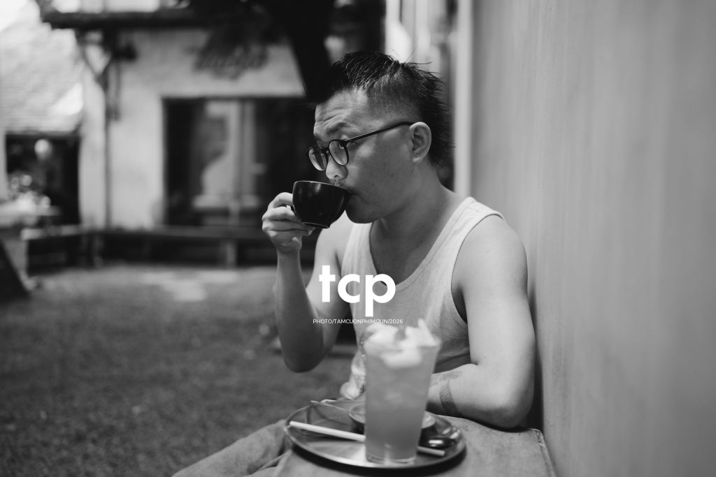 Tám Cuộn Phim - Mảng tường vữa tróc hắt nắng