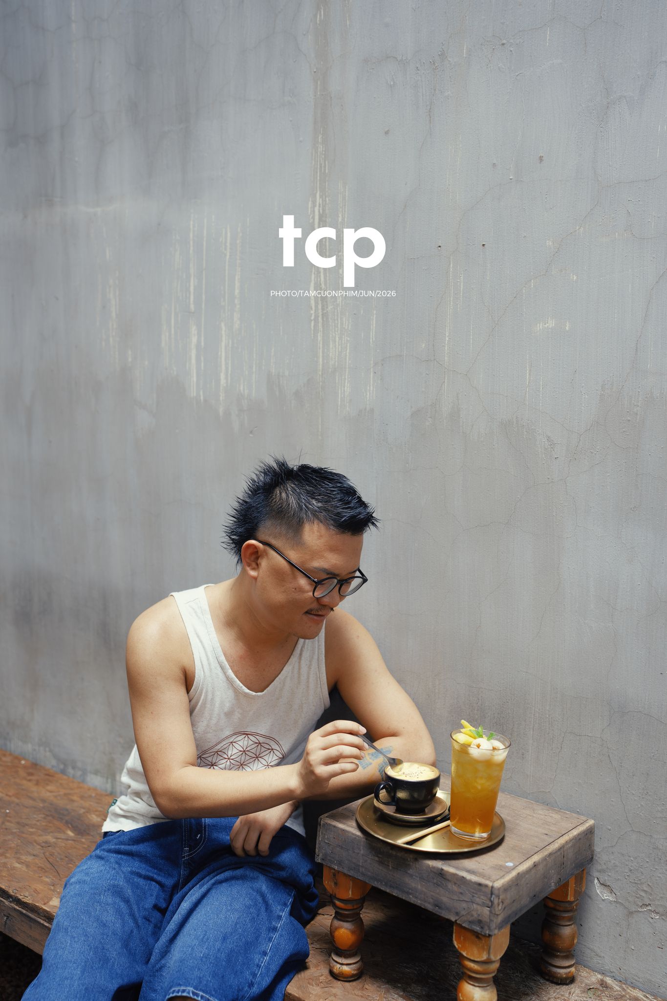 Tám Cuộn Phim - Mảng tường vữa tróc hắt nắng