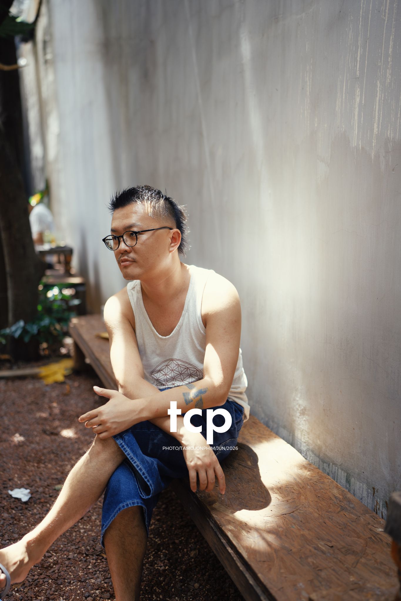 Tám Cuộn Phim - Mảng tường vữa tróc hắt nắng