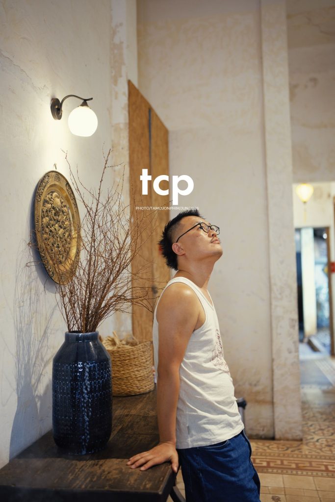 Tám Cuộn Phim - Mảng tường vữa tróc hắt nắng