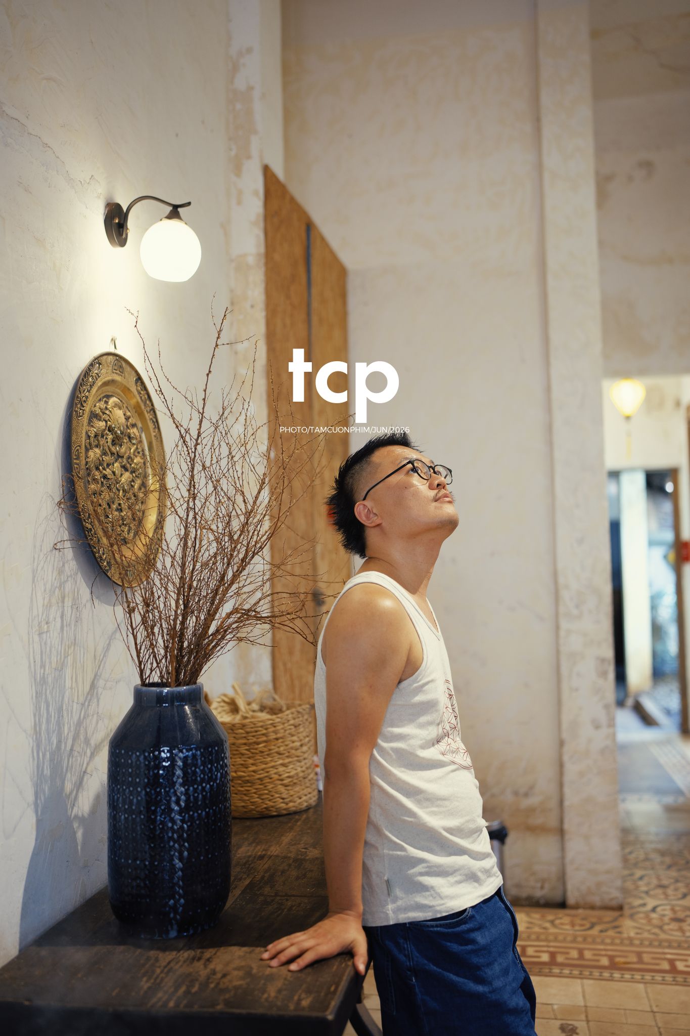 Tám Cuộn Phim - Mảng tường vữa tróc hắt nắng