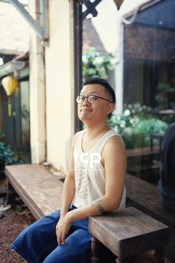 Tám Cuộn Phim - Mảng tường vữa tróc hắt nắng