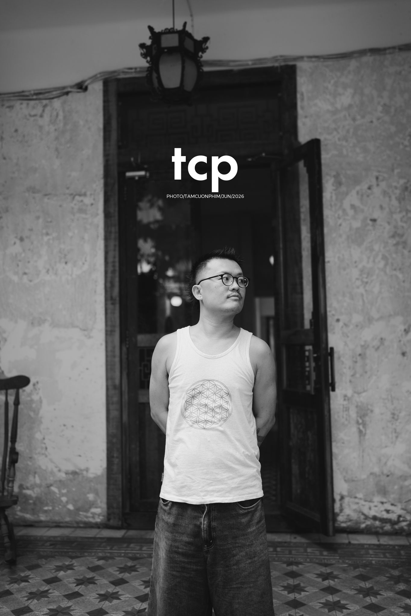 Tám Cuộn Phim - Mảng tường vữa tróc hắt nắng