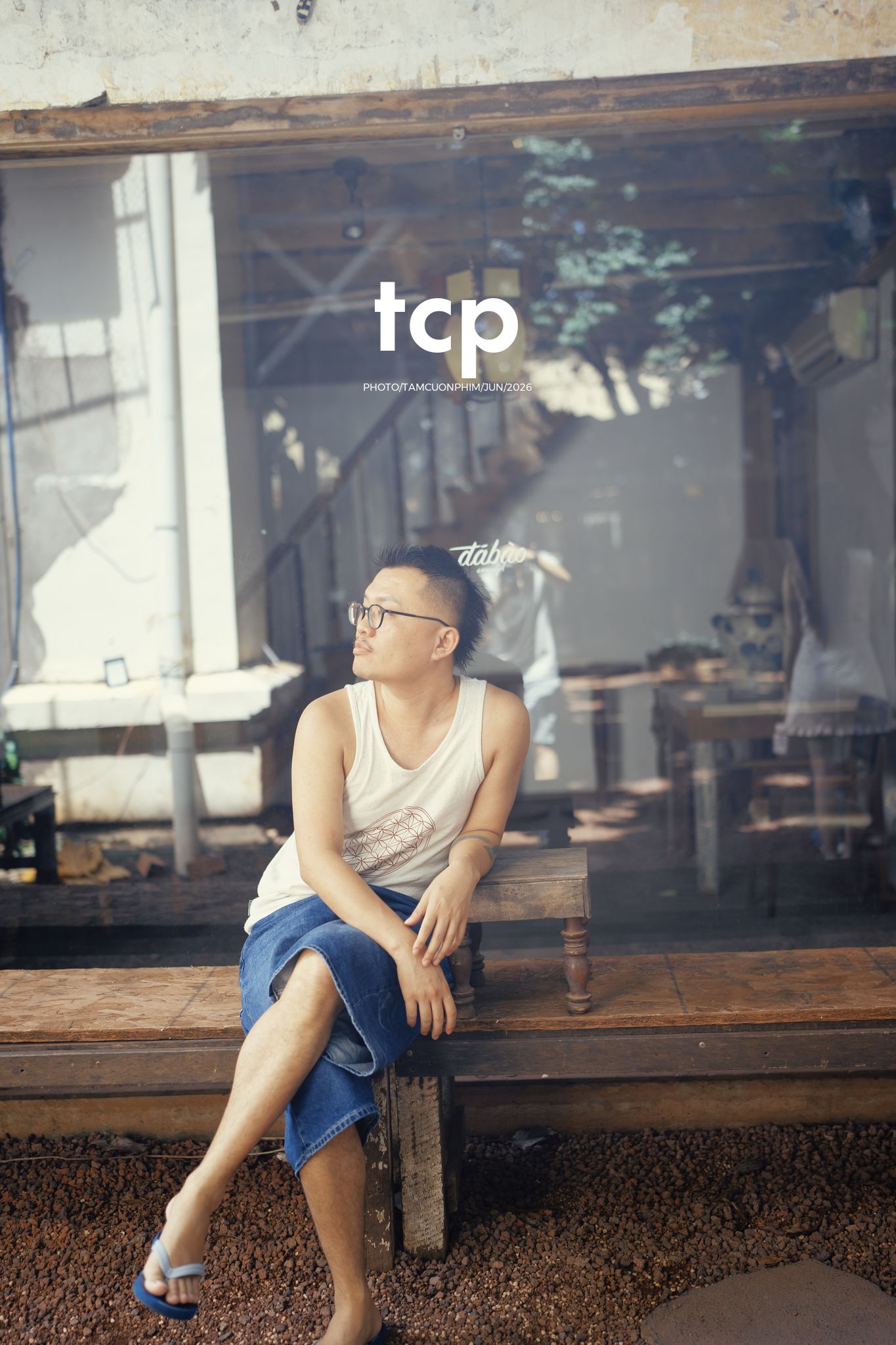 Tám Cuộn Phim - Mảng tường vữa tróc hắt nắng