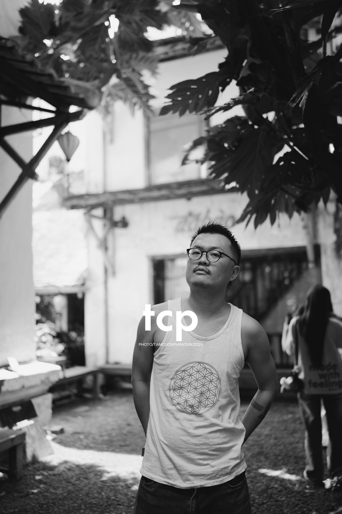 Tám Cuộn Phim - Mảng tường vữa tróc hắt nắng