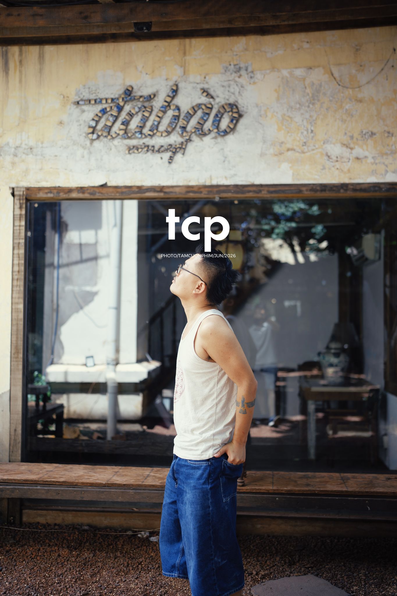 Tám Cuộn Phim - Mảng tường vữa tróc hắt nắng