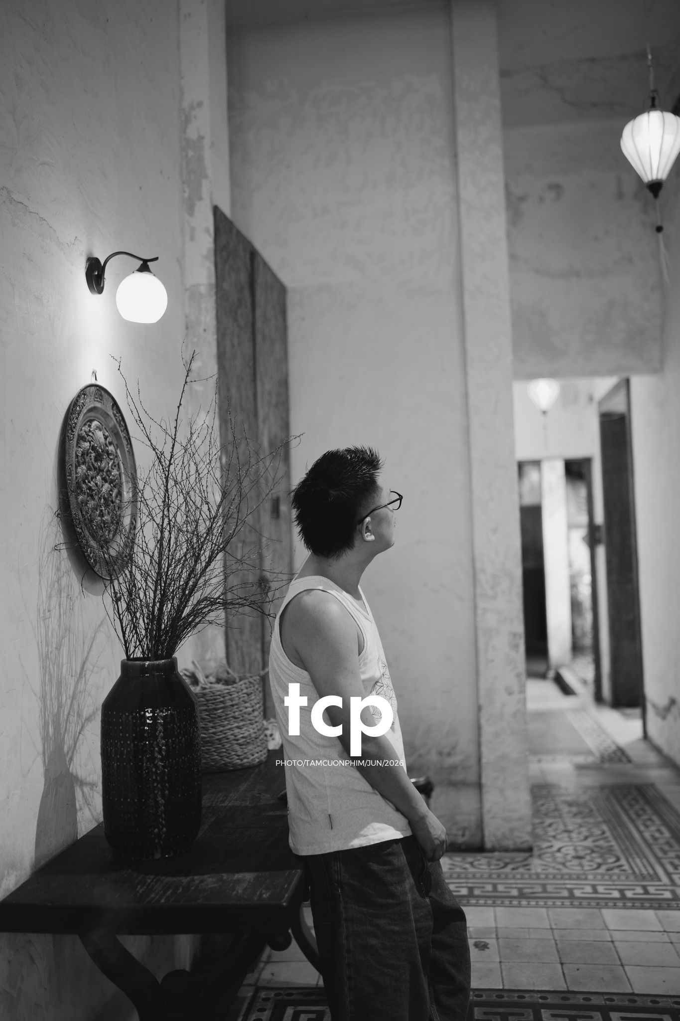 Tám Cuộn Phim - Mảng tường vữa tróc hắt nắng