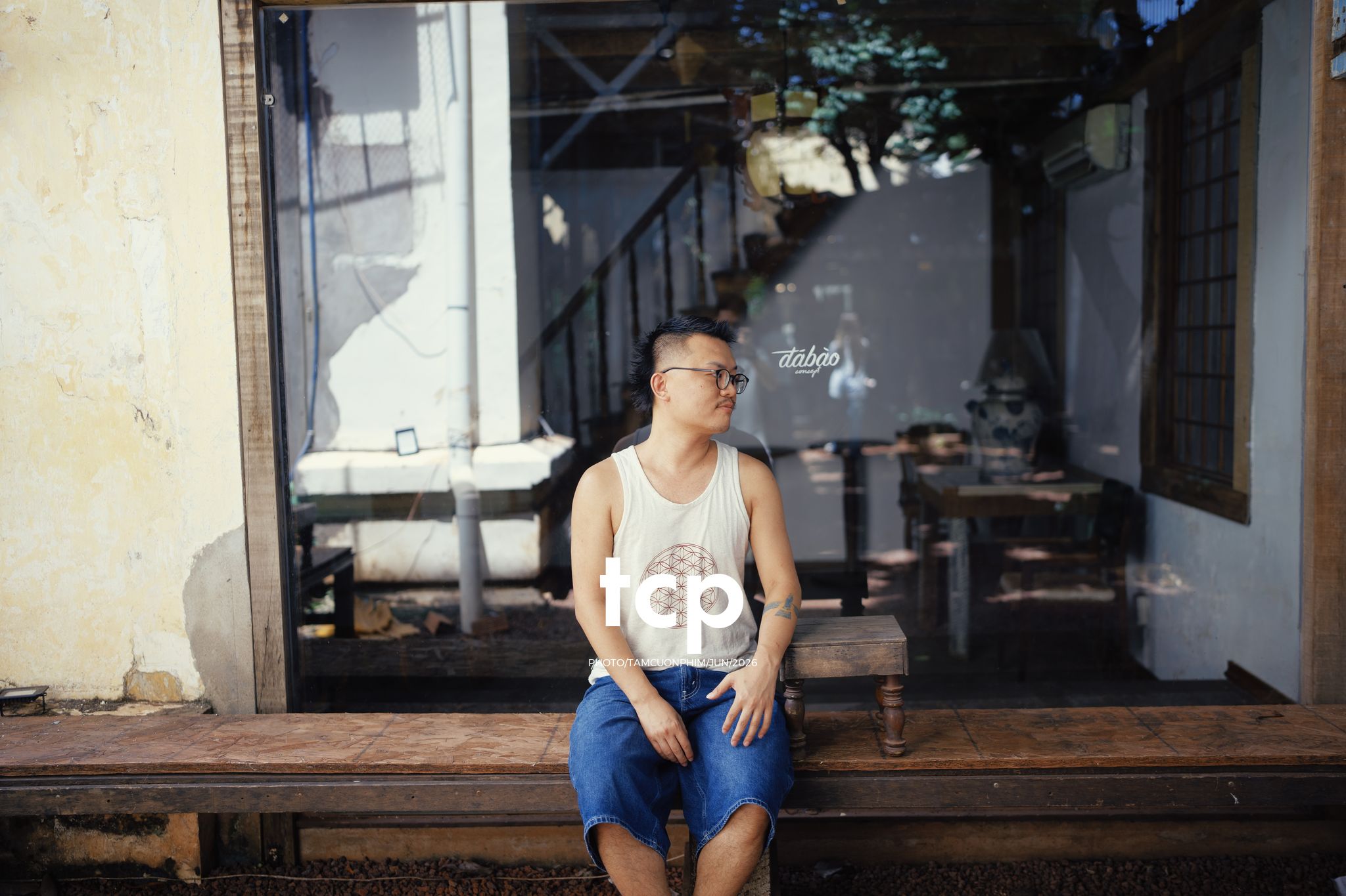 Tám Cuộn Phim - Mảng tường vữa tróc hắt nắng