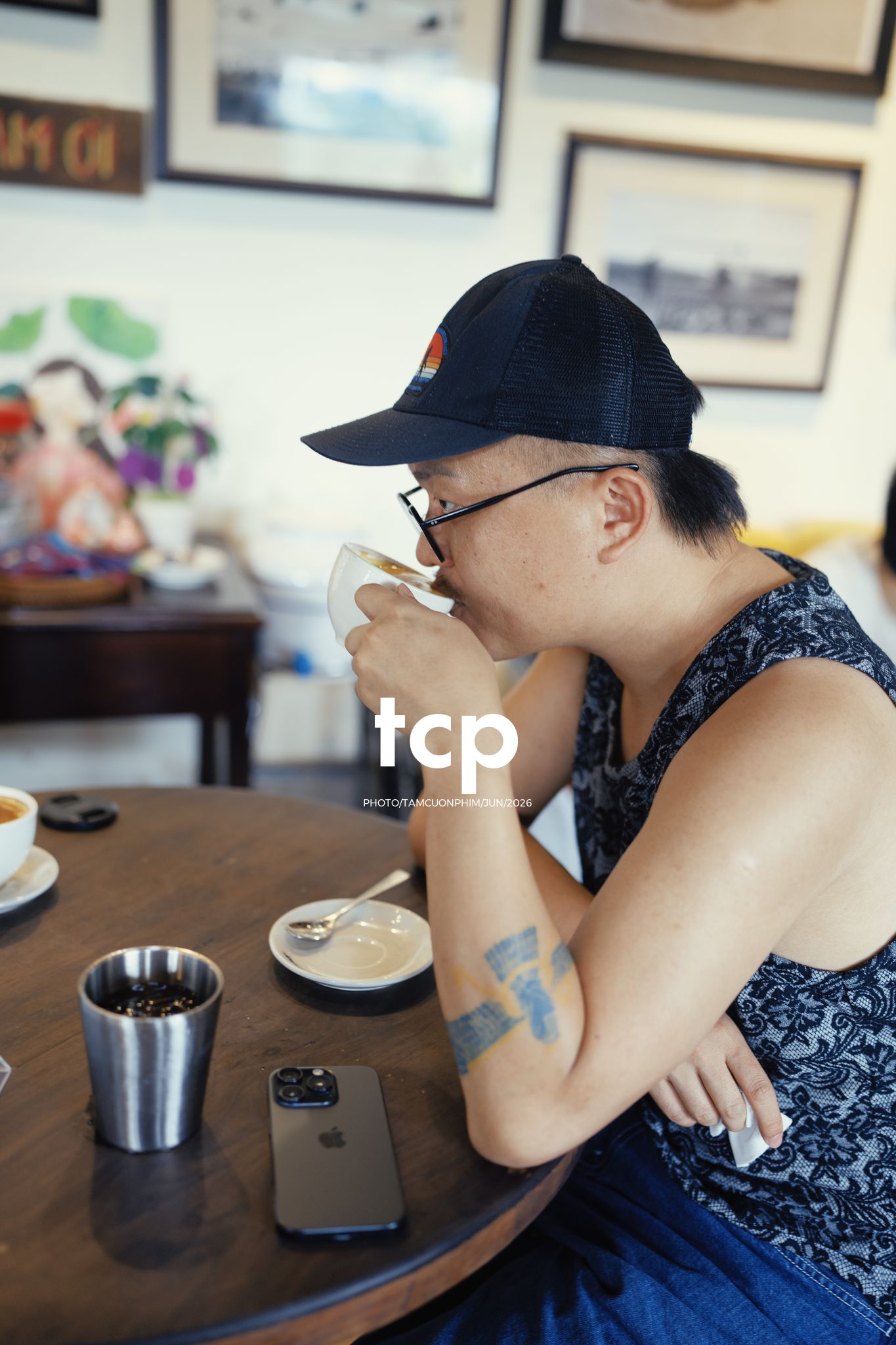 Tám Cuộn Phim - Mảng tường vữa tróc hắt nắng