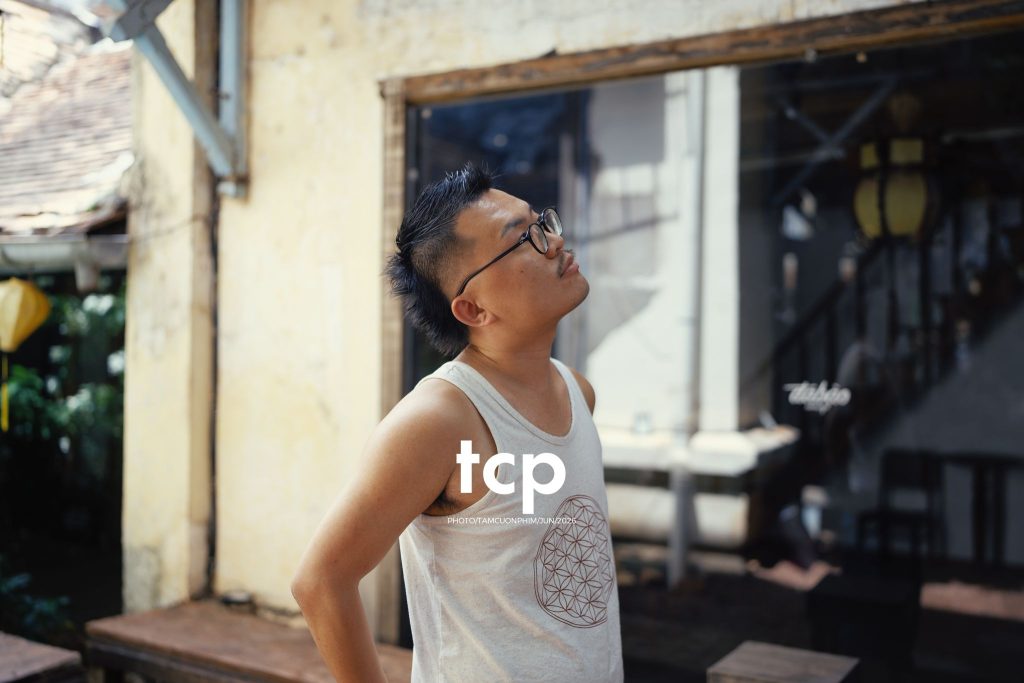 Tám Cuộn Phim - Mảng tường vữa tróc hắt nắng