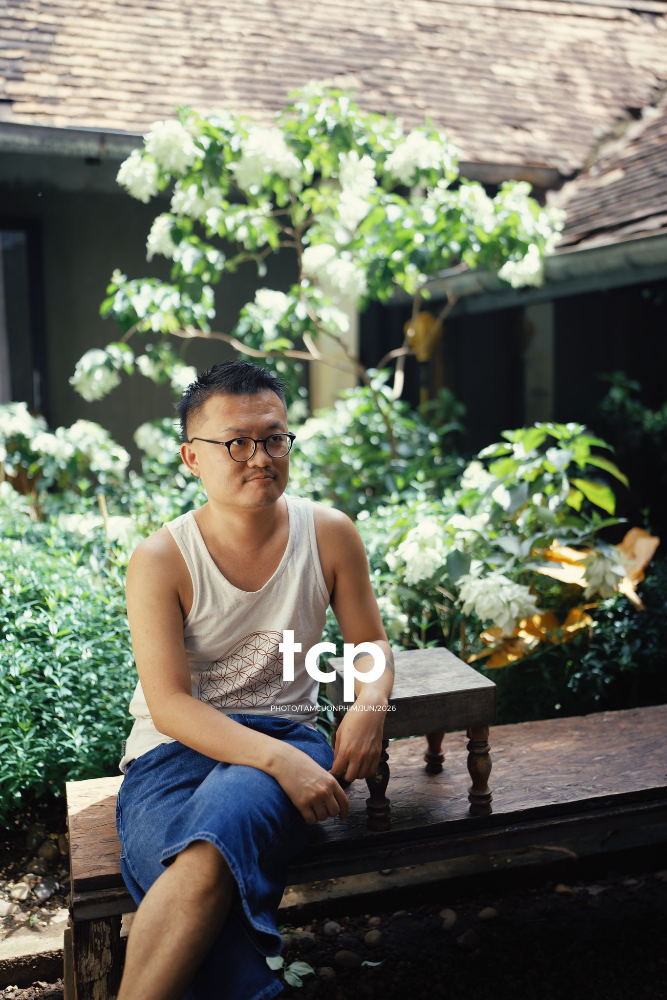 Tám Cuộn Phim - Mảng tường vữa tróc hắt nắng