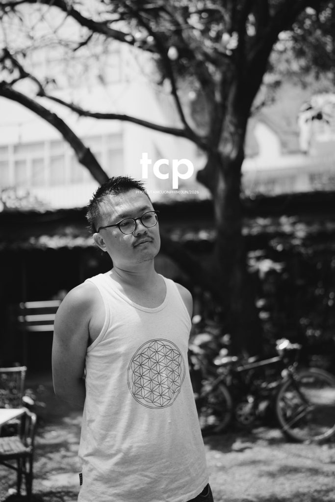 Tám Cuộn Phim - Mảng tường vữa tróc hắt nắng