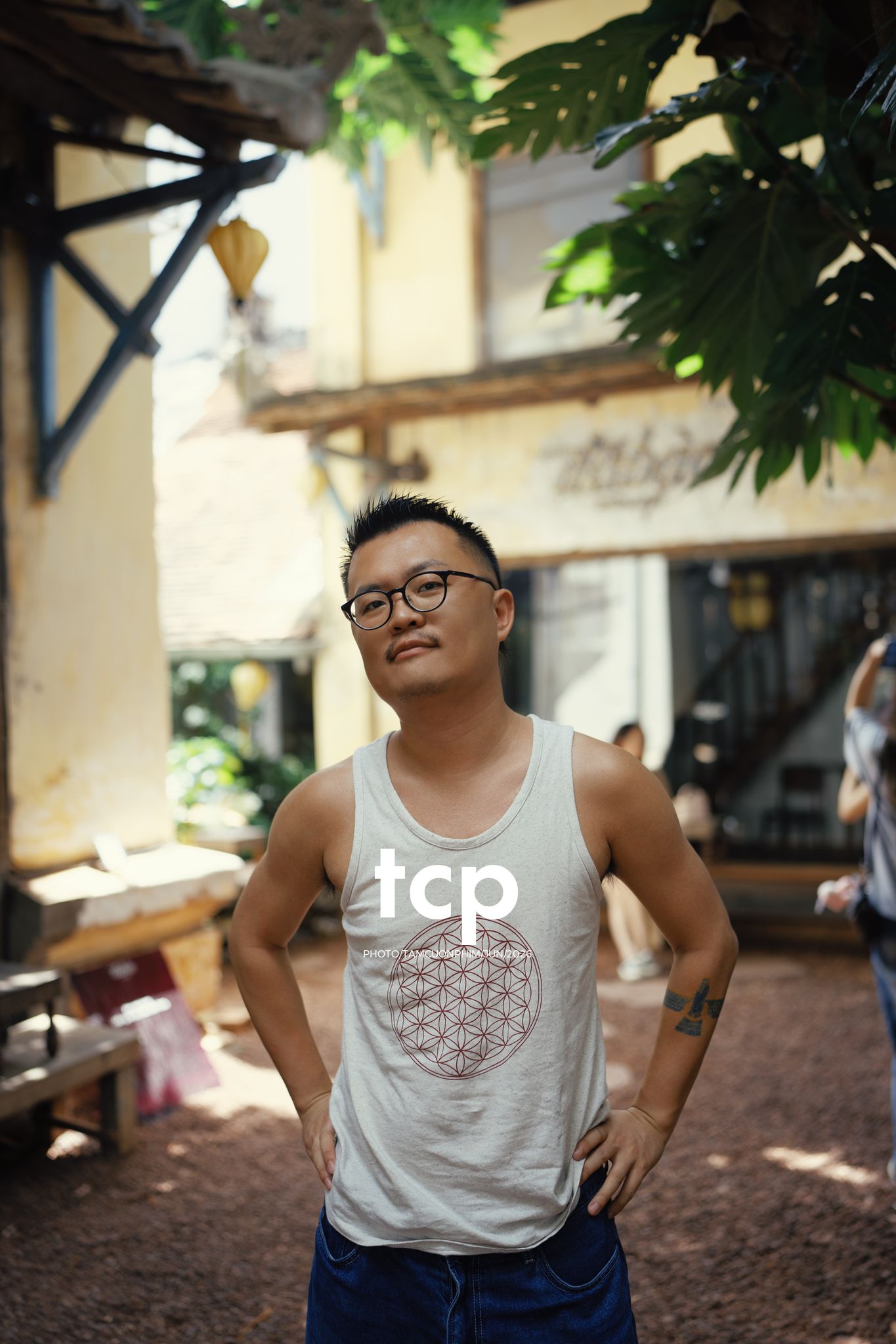Tám Cuộn Phim - Mảng tường vữa tróc hắt nắng