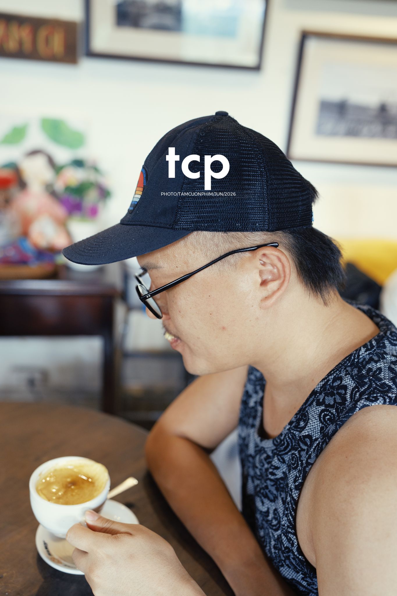 Tám Cuộn Phim - Mảng tường vữa tróc hắt nắng