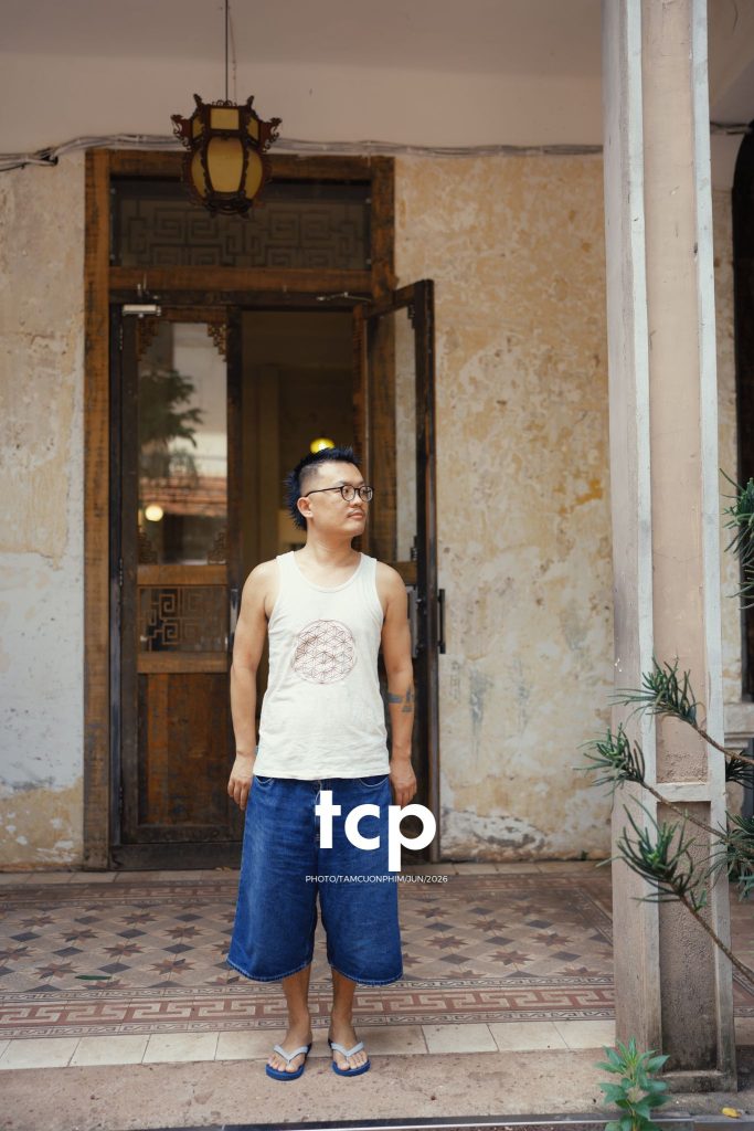 Tám Cuộn Phim - Mảng tường vữa tróc hắt nắng