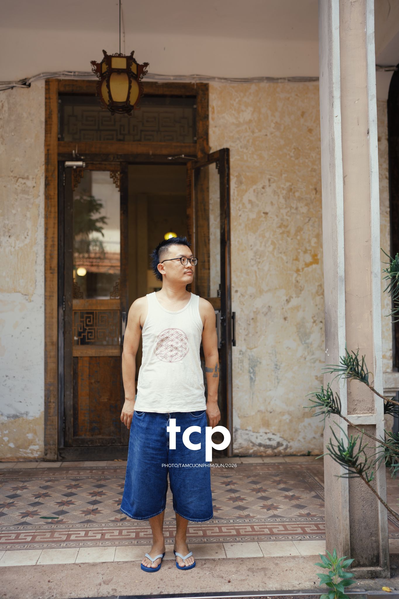 Tám Cuộn Phim - Mảng tường vữa tróc hắt nắng