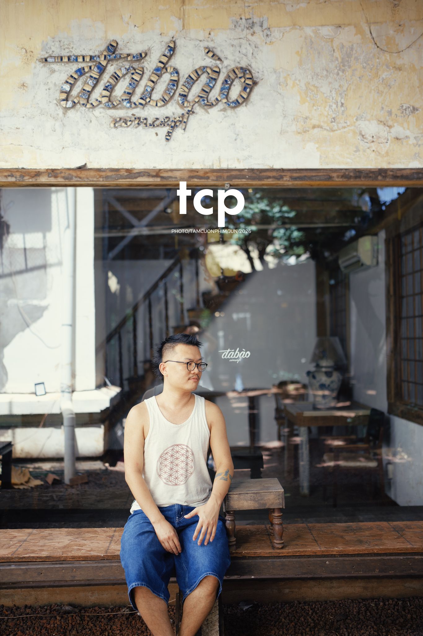 Tám Cuộn Phim - Mảng tường vữa tróc hắt nắng