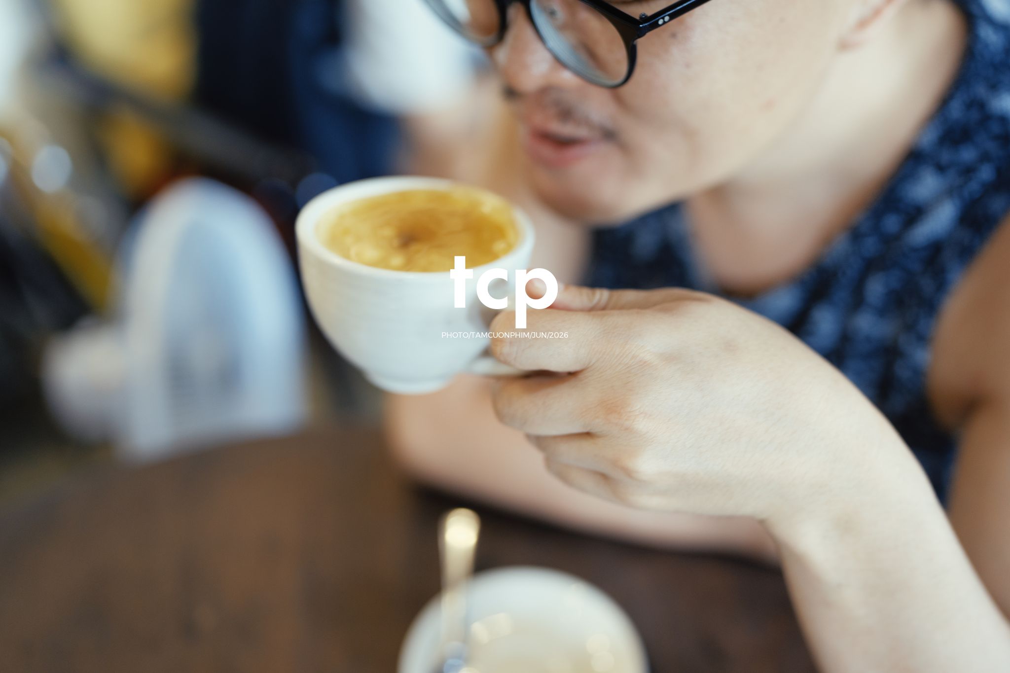 Tám Cuộn Phim - Mảng tường vữa tróc hắt nắng
