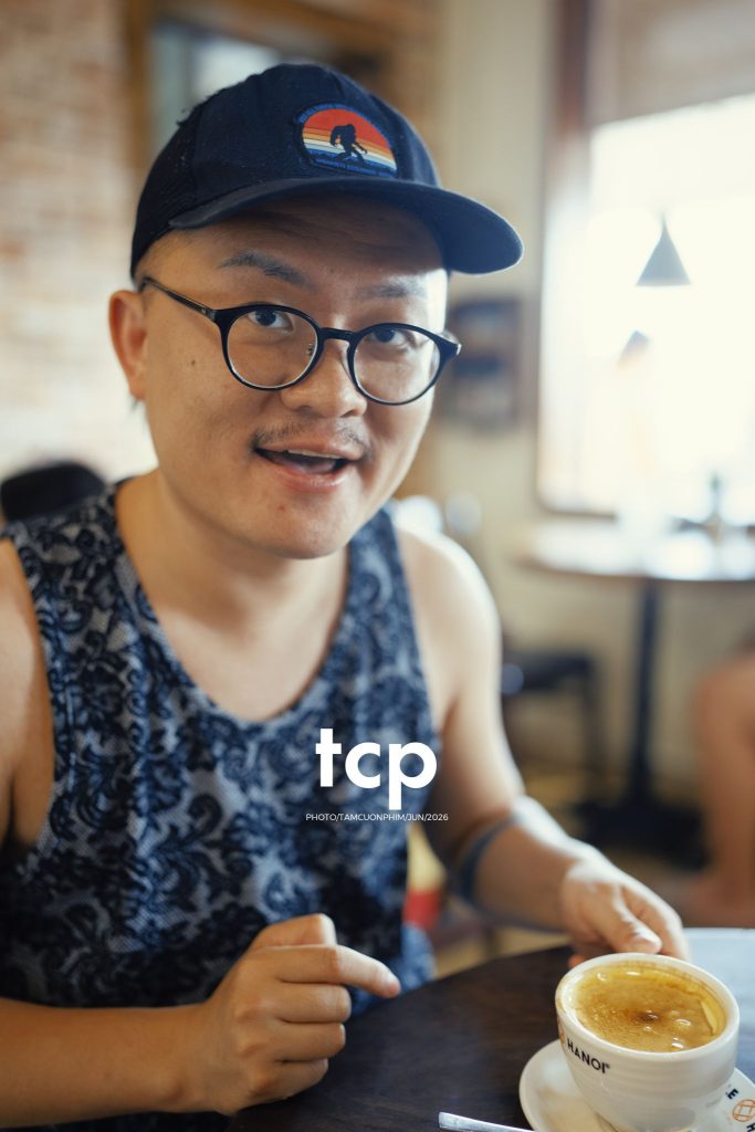 Tám Cuộn Phim - Mảng tường vữa tróc hắt nắng