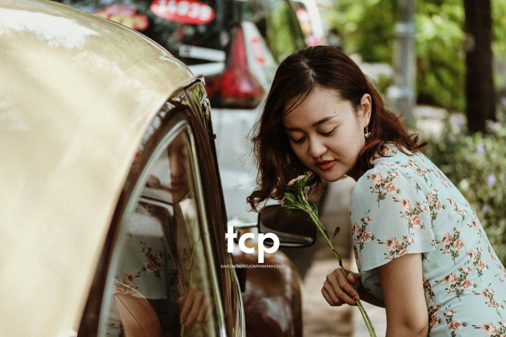 Tám Cuộn Phim - Bạn tựa má lên mặt bàn
