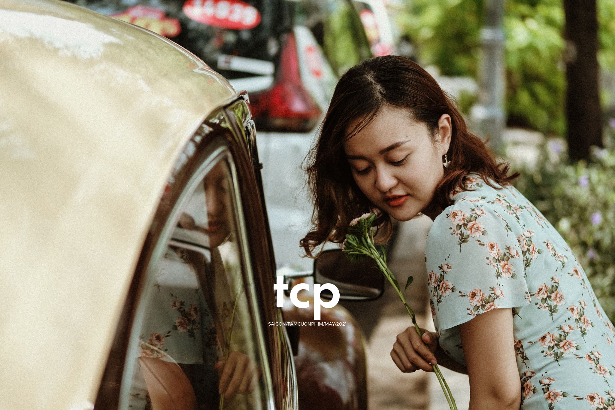 Tám Cuộn Phim - Bạn tựa má lên mặt bàn
